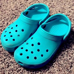 Used crocs barely worn,dirt on them currently but will be cleaned before shipped